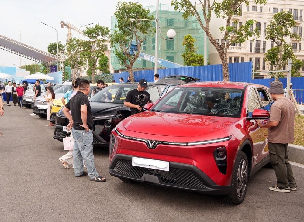 Giá xăng dầu tăng cao: Xe điện, hybrid lên ngôi tại Việt Nam